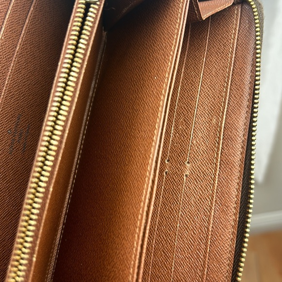 Authentic LOUIS VUITTON Genuine Leather Brown Zippy Wallet - Picture 12 of 15